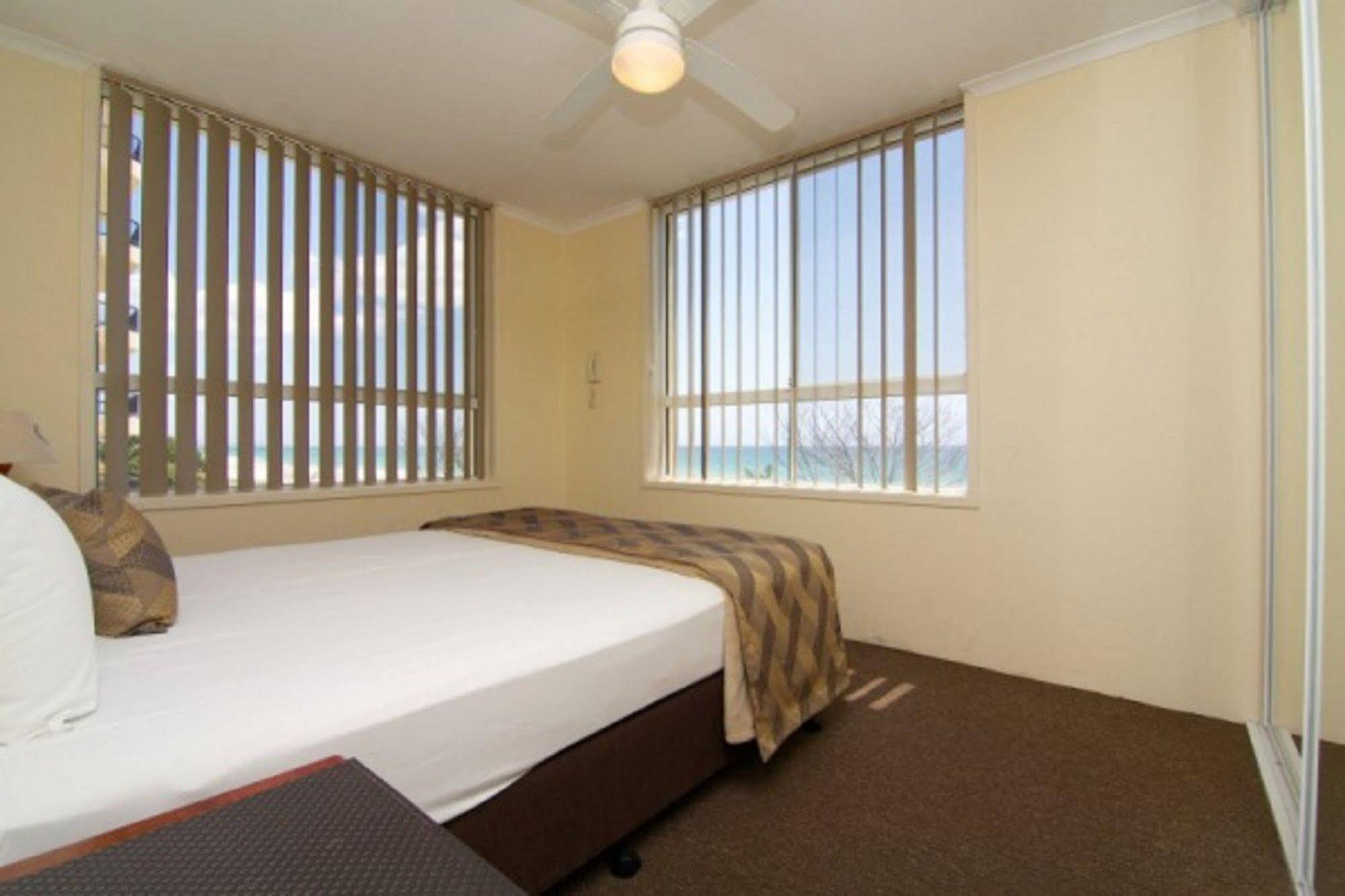 Crystal Beachfront Apartments Голд-Кост Экстерьер фото